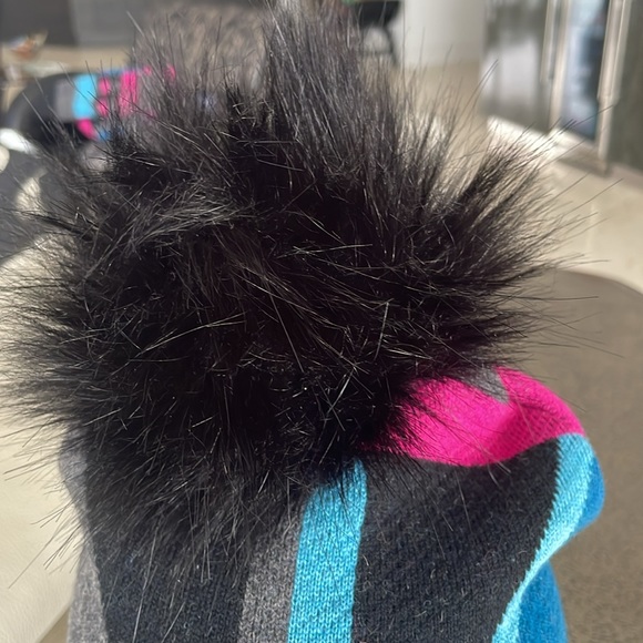 NWT JOCELYN KNIT POM-POM HAT - Picture 3 of 4